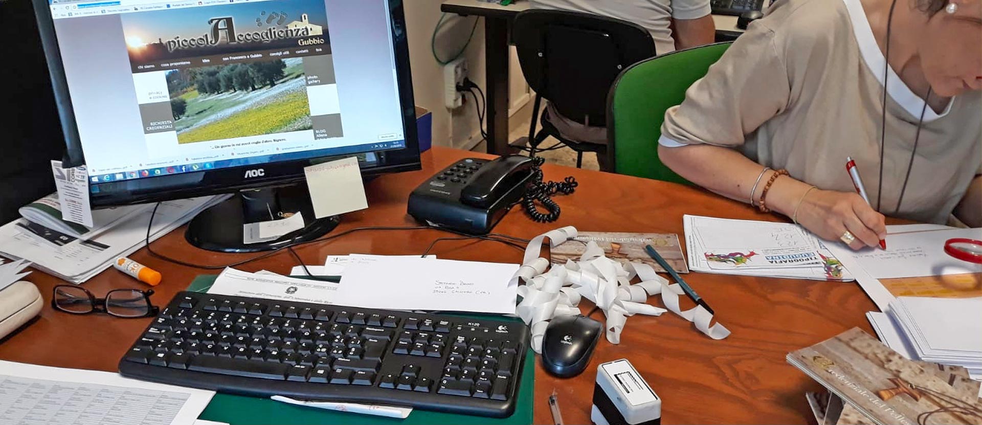 Fais une donation au bureau de la crédentiale Chemin de Saint-François d’Assise. Volontaires au travail